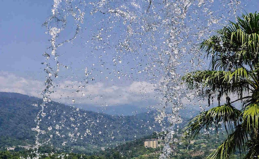 عکس فواره با دورنمای کوه-فواره