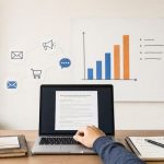 یک لپ‌تاپ و المان بازاریابی-کپی رایتینگ چیست